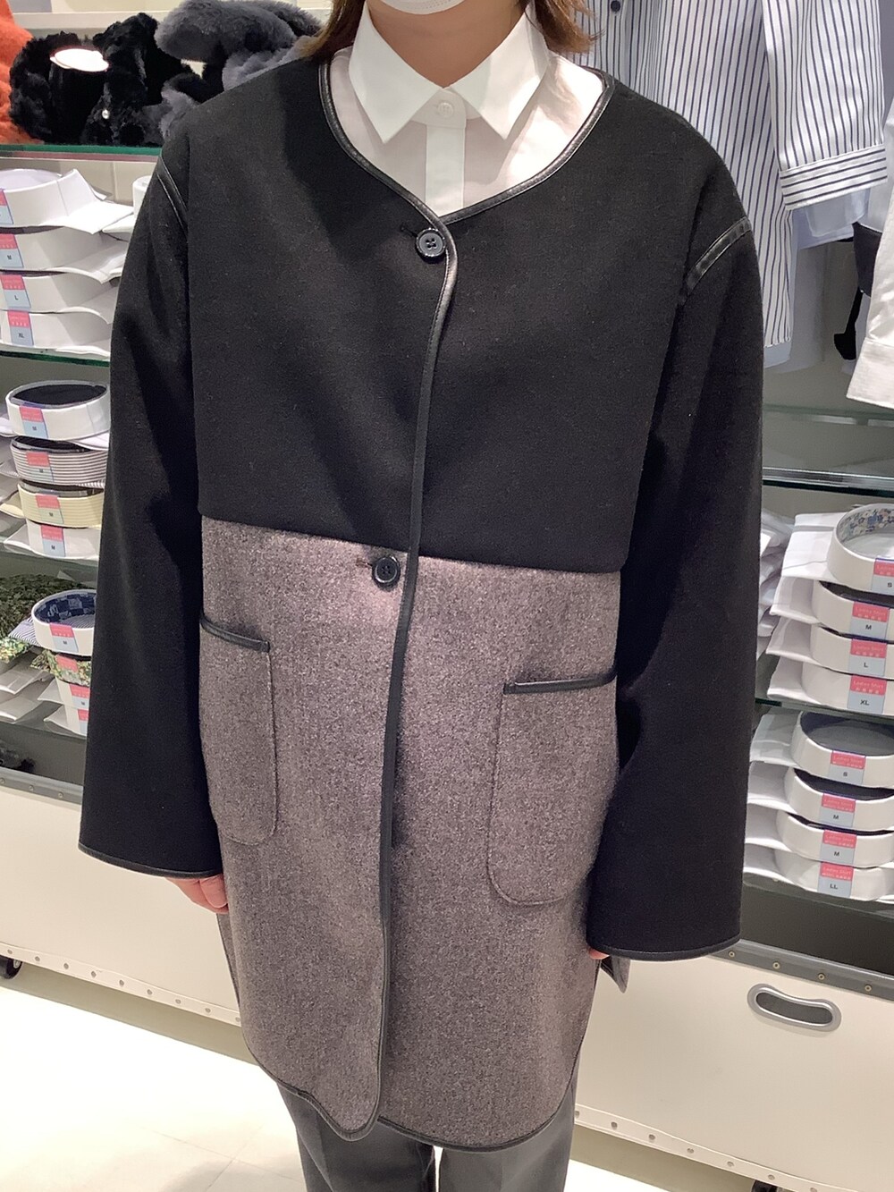 グレー系のノーカラージャケット、ホワイト系のシャツ/ブラウスを着用したレディースの冬コーディネートの2枚目の写真