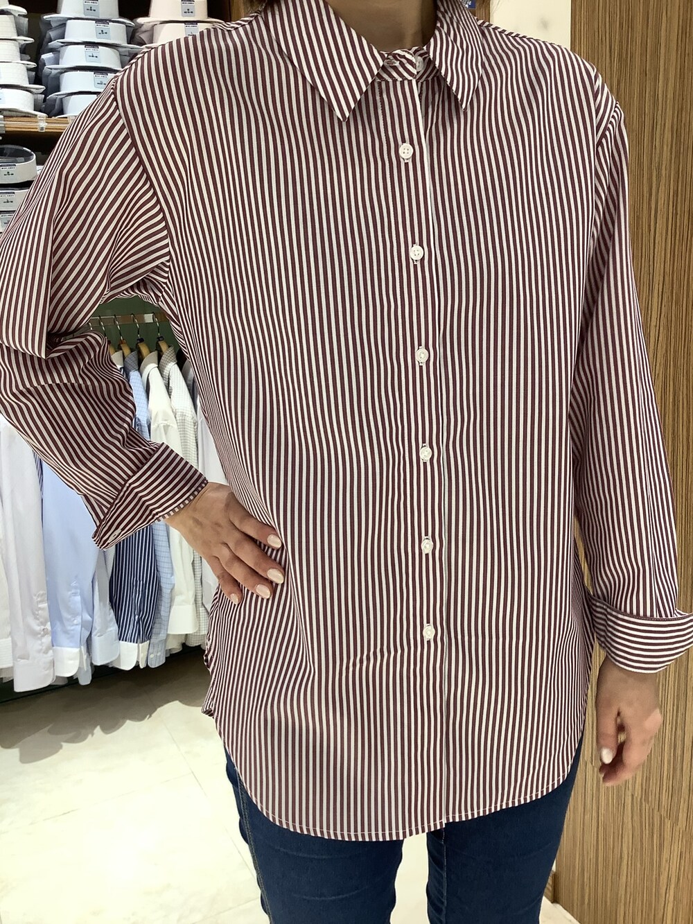 レッド系のシャツ/ブラウスを着用したレディースの秋コーディネートの2枚目の写真