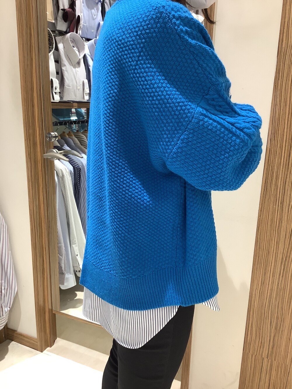 ブルー系のニット/セーター、ブルー系のシャツ/ブラウスを着用したレディースの冬コーディネートの3枚目の写真