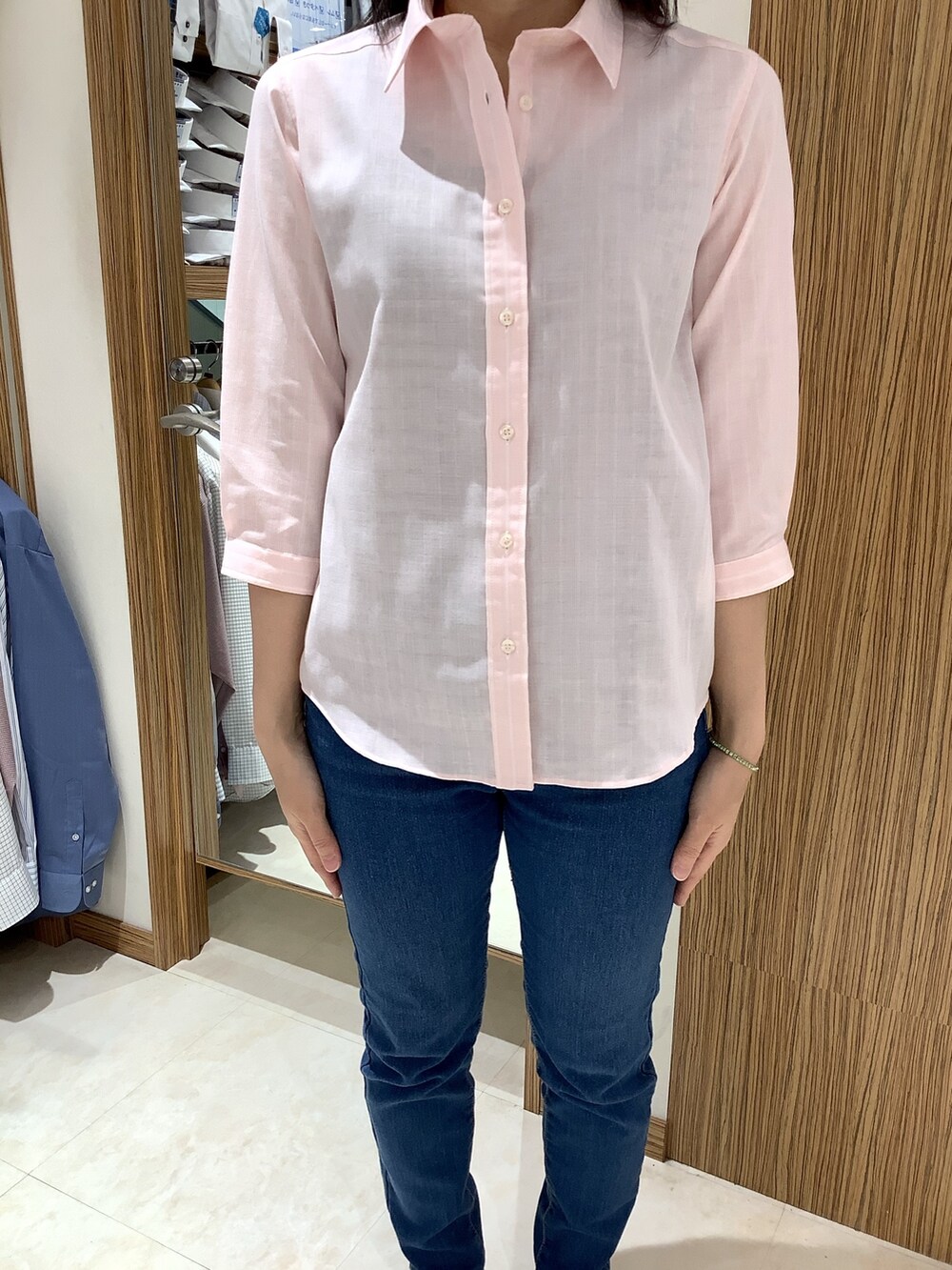 ピンク系のシャツ/ブラウスを着用したレディースの春コーディネートの2枚目の写真