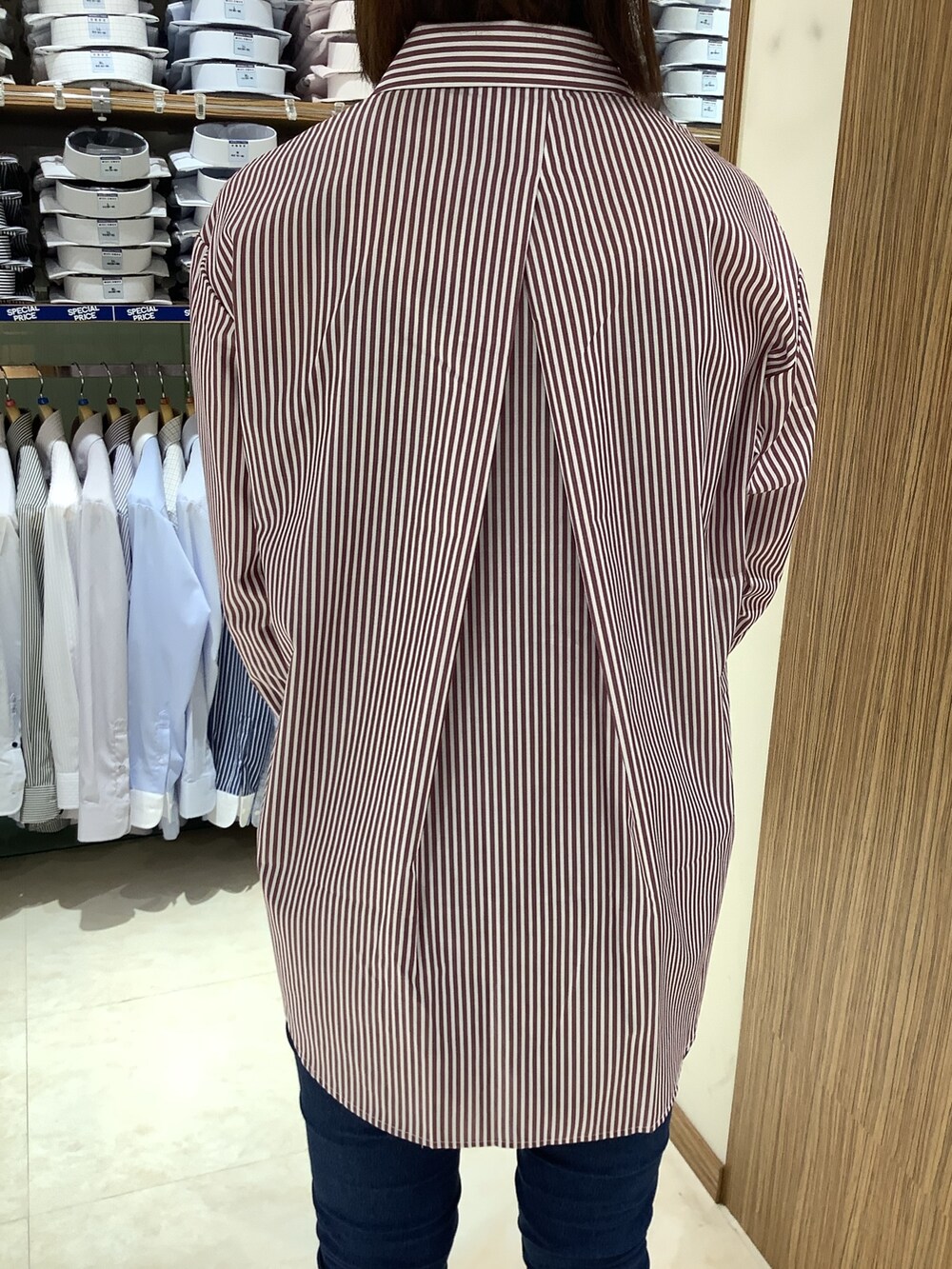 レッド系のシャツ/ブラウスを着用したレディースの秋コーディネートの3枚目の写真