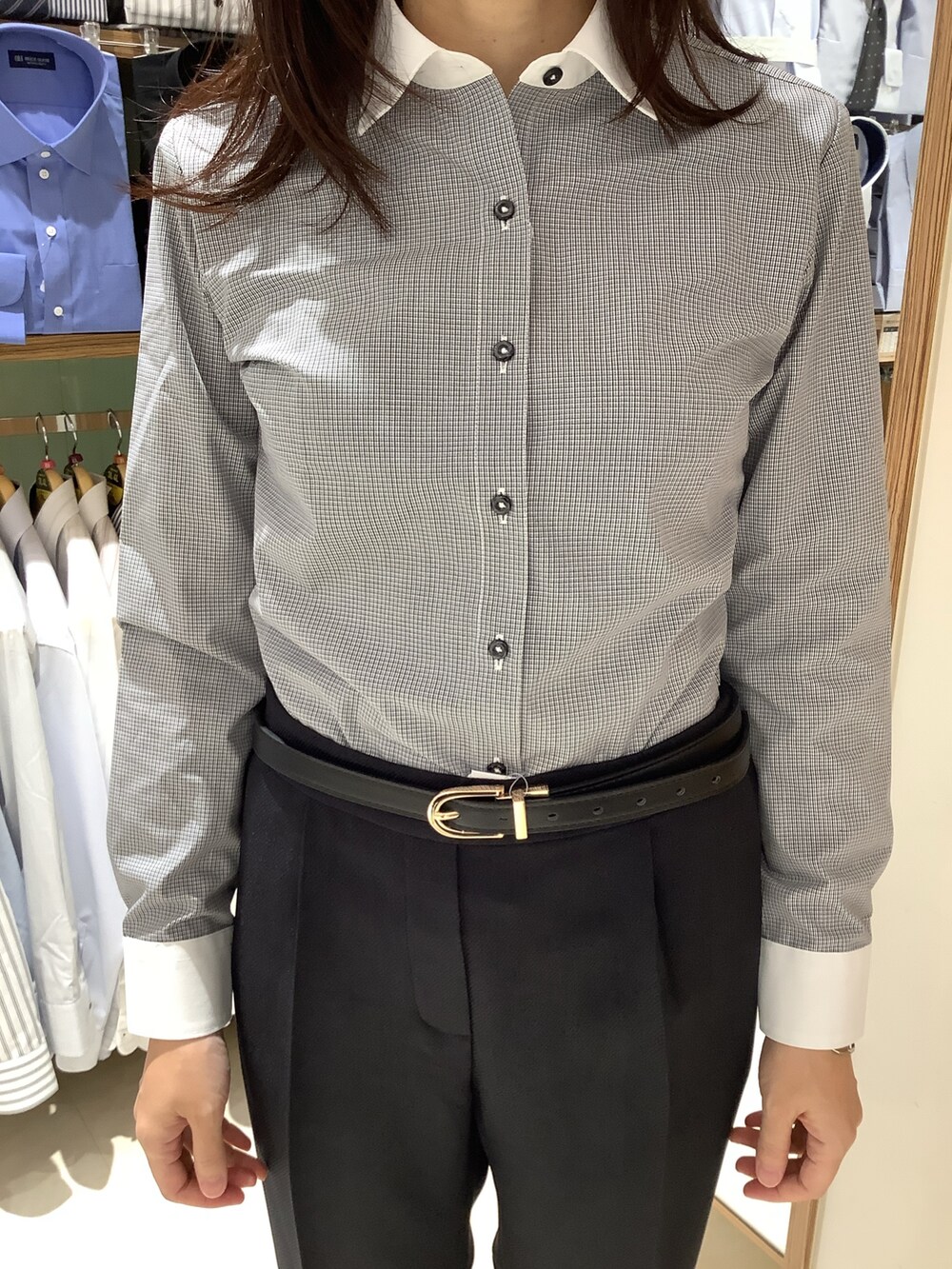 グレー系のビジネスシャツ、ブルー系のスラックスを着用したレディースの秋コーディネートの2枚目の写真