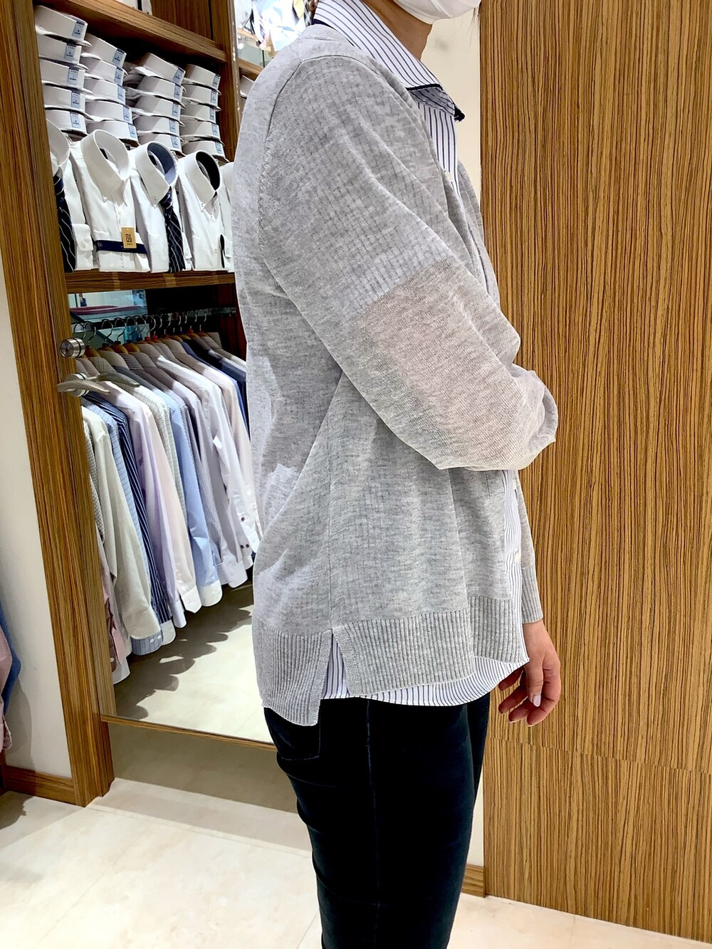 グレー系のカーディガン/ボレロを着用したレディースの夏コーディネートの2枚目の写真