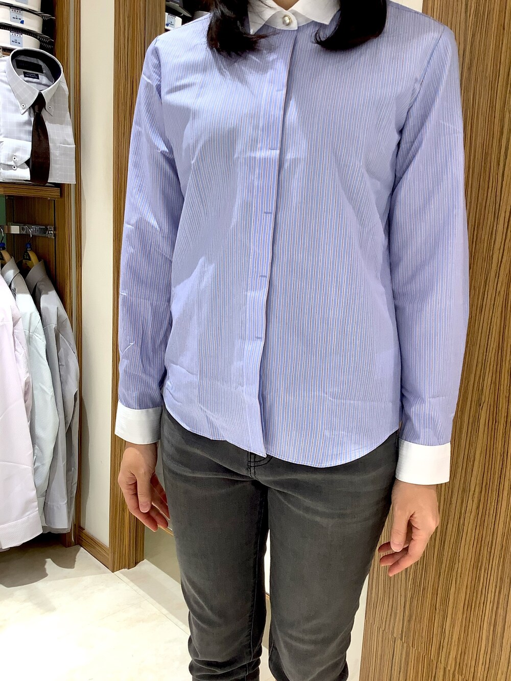 ブルー系のビジネスシャツを着用したレディースの冬コーディネートの2枚目の写真