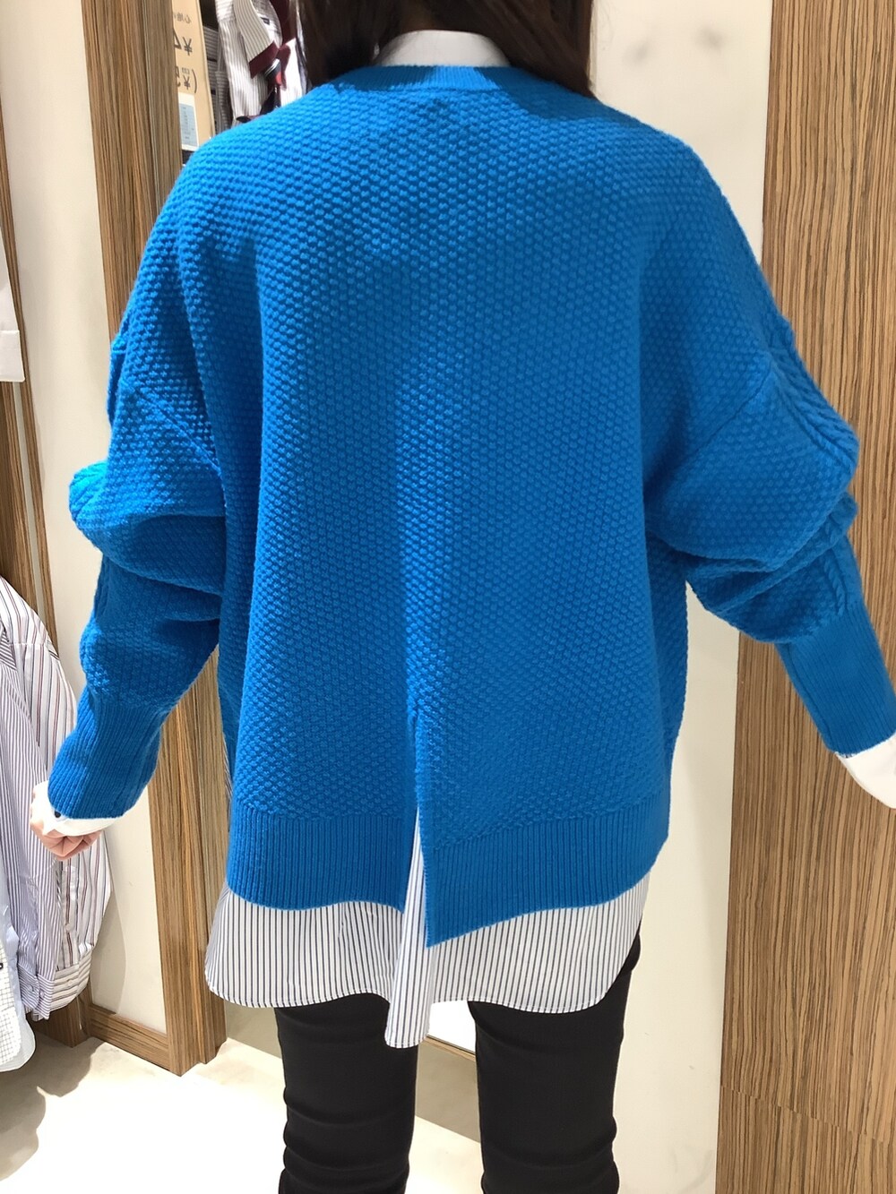 ブルー系のニット/セーター、ブルー系のシャツ/ブラウスを着用したレディースの冬コーディネートの2枚目の写真