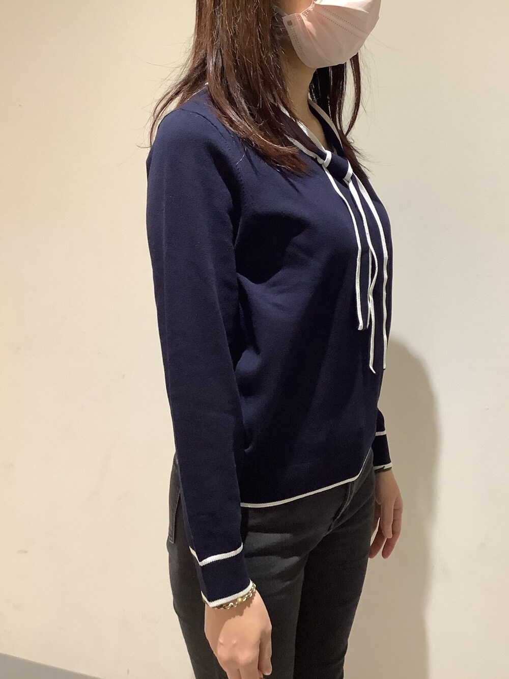 ブルー系のニット/セーターを着用したレディースの春コーディネートの3枚目の写真