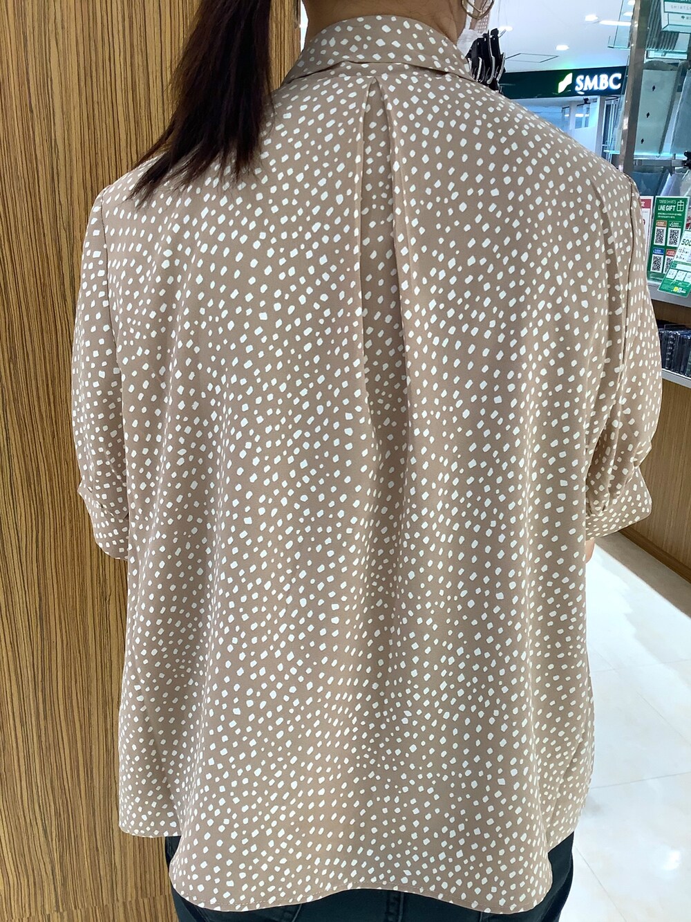 ベージュ系のシャツ/ブラウスを着用したレディースの夏コーディネートの2枚目の写真