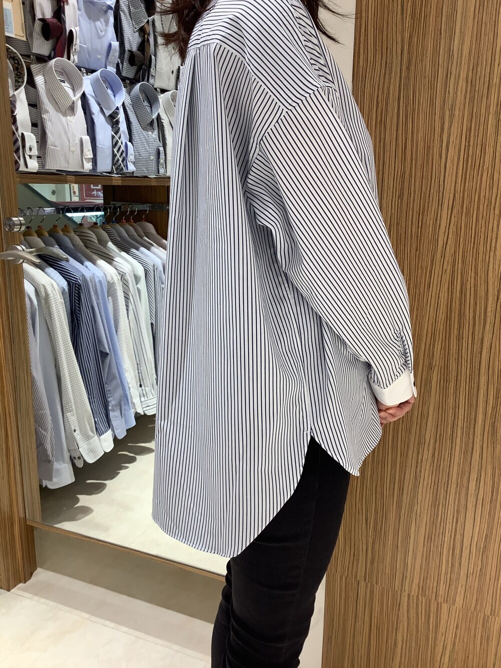 ブルー系のシャツ/ブラウスを着用したレディースの冬コーディネートの2枚目の写真