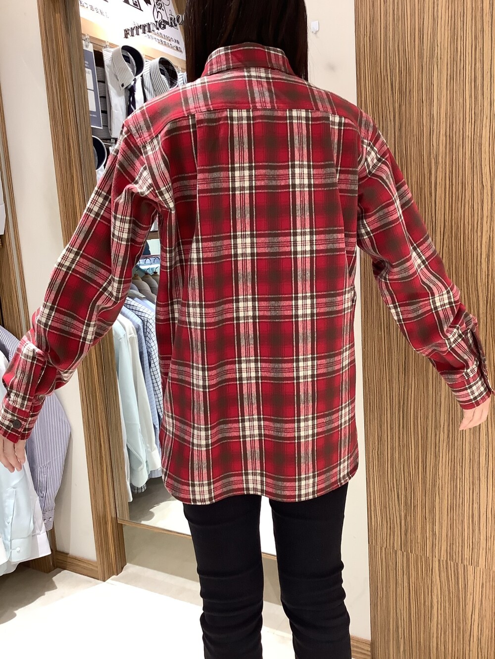 レッド系のシャツ/ブラウスを着用したレディースの冬コーディネートの3枚目の写真