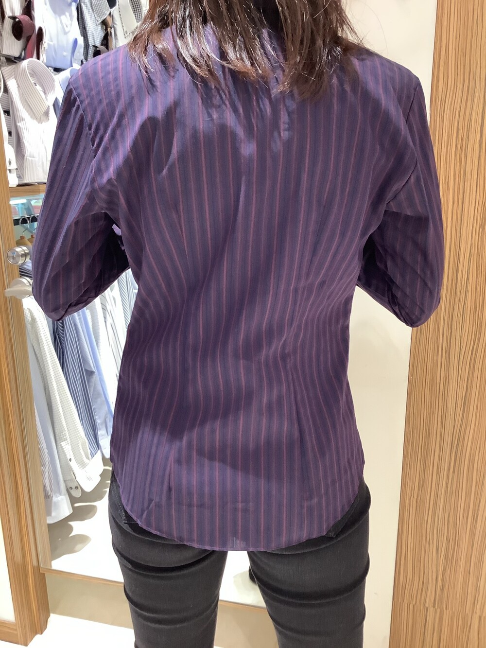 ブルー系のビジネスシャツを着用したレディースの冬コーディネートの2枚目の写真