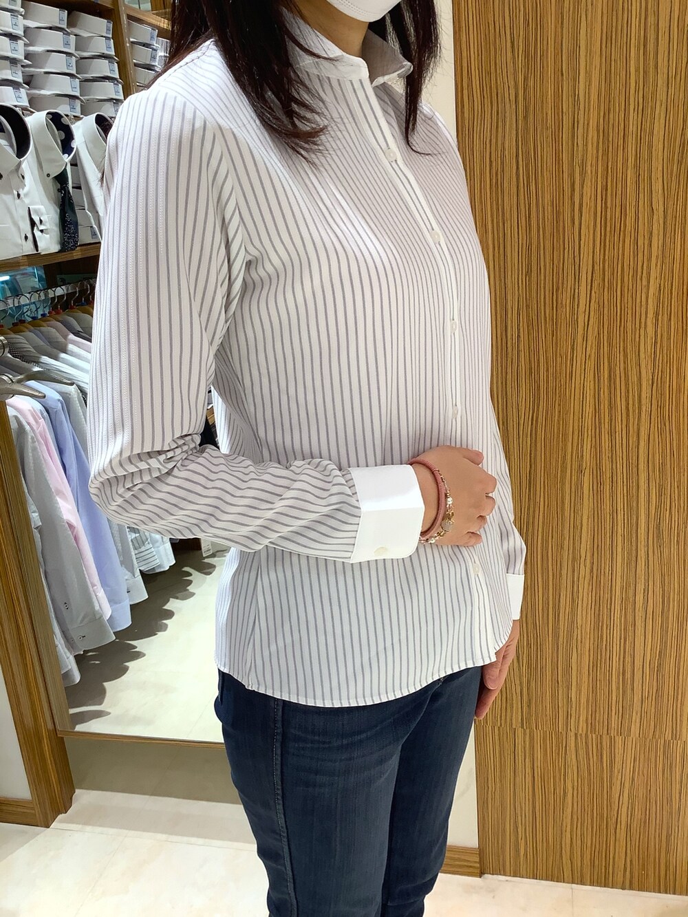 グレー系のビジネスシャツを着用したレディースの冬コーディネートの2枚目の写真