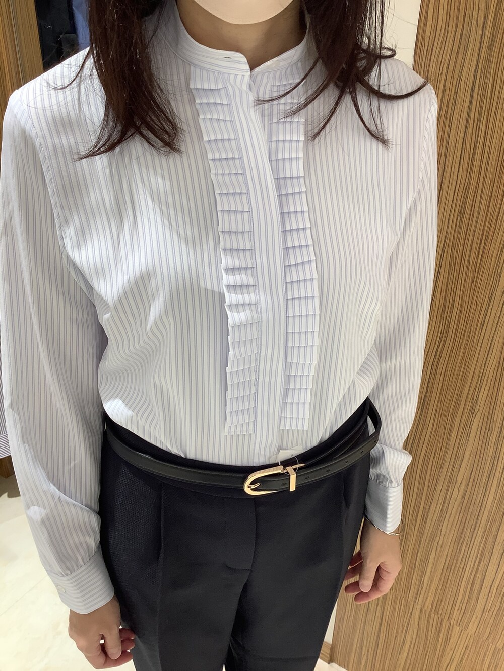 ブルー系のシャツ/ブラウスを着用したレディースの秋コーディネートの2枚目の写真