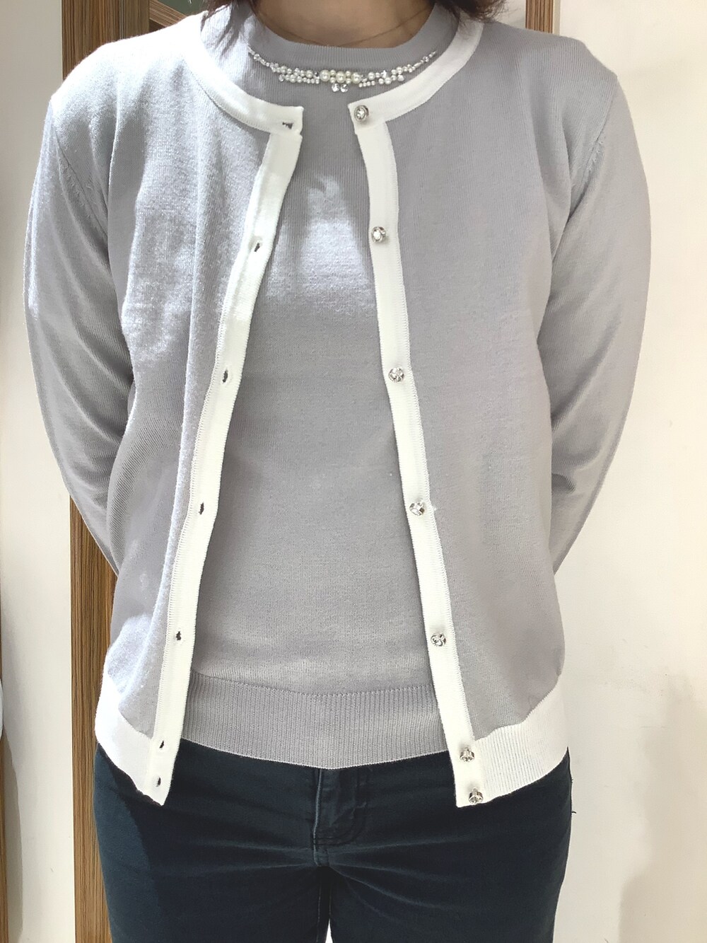 グレー系のアンサンブルを着用したレディースの冬コーディネートの2枚目の写真