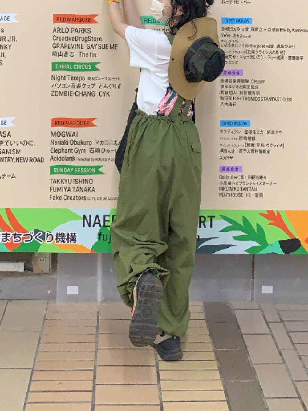 ホワイト系のTシャツ/カットソー、グリーン系のサロペット/オーバーオールを着用したレディースの夏コーディネートの2枚目の写真