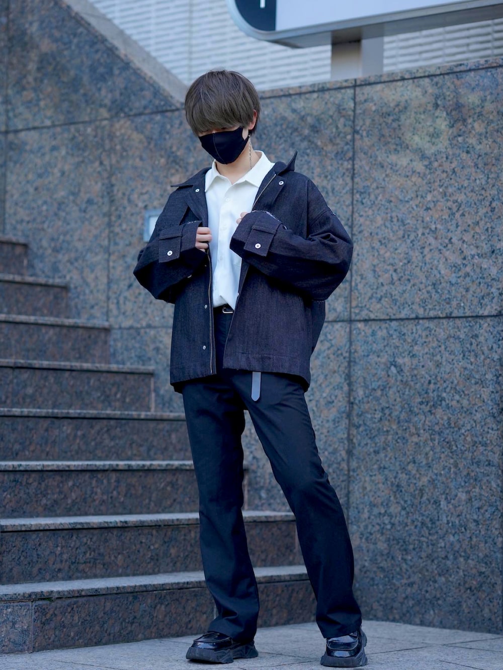 「LILL、UNLILL、大学生コーデ」|「LILLのビッグシルエットドレープリラクシング長袖シャツ(シャツ/ブラウス、ブルー系)」を使った、こんちゃんさん(メンズ・173cm)の春コーディネートの2枚目の写真