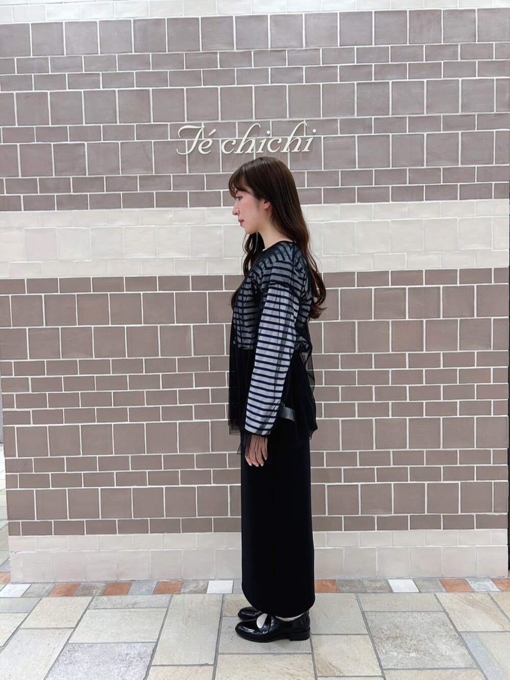 ブラック系のTシャツ/カットソー、ブルー系のTシャツ/カットソー、ブラック系のスカートを着用したレディースの春コーディネートの2枚目の写真