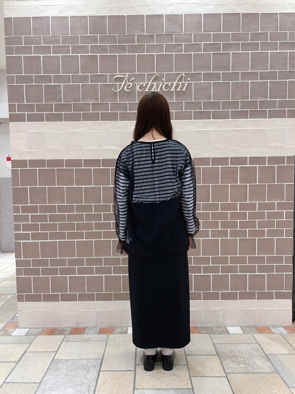 ブラック系のTシャツ/カットソー、ブルー系のTシャツ/カットソー、ブラック系のスカートを着用したレディースの春コーディネートの3枚目の写真