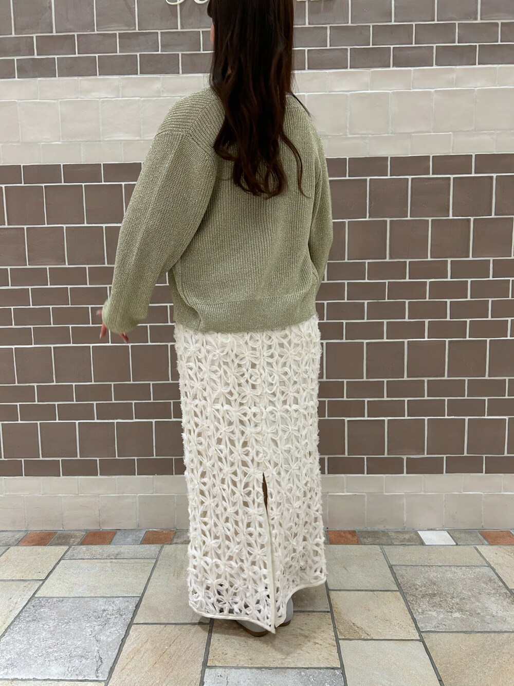 ゴールド系のTシャツ/カットソー、ホワイト系のスカート、ゴールド系のカーディガン/ボレロを着用したレディースの春コーディネートの3枚目の写真