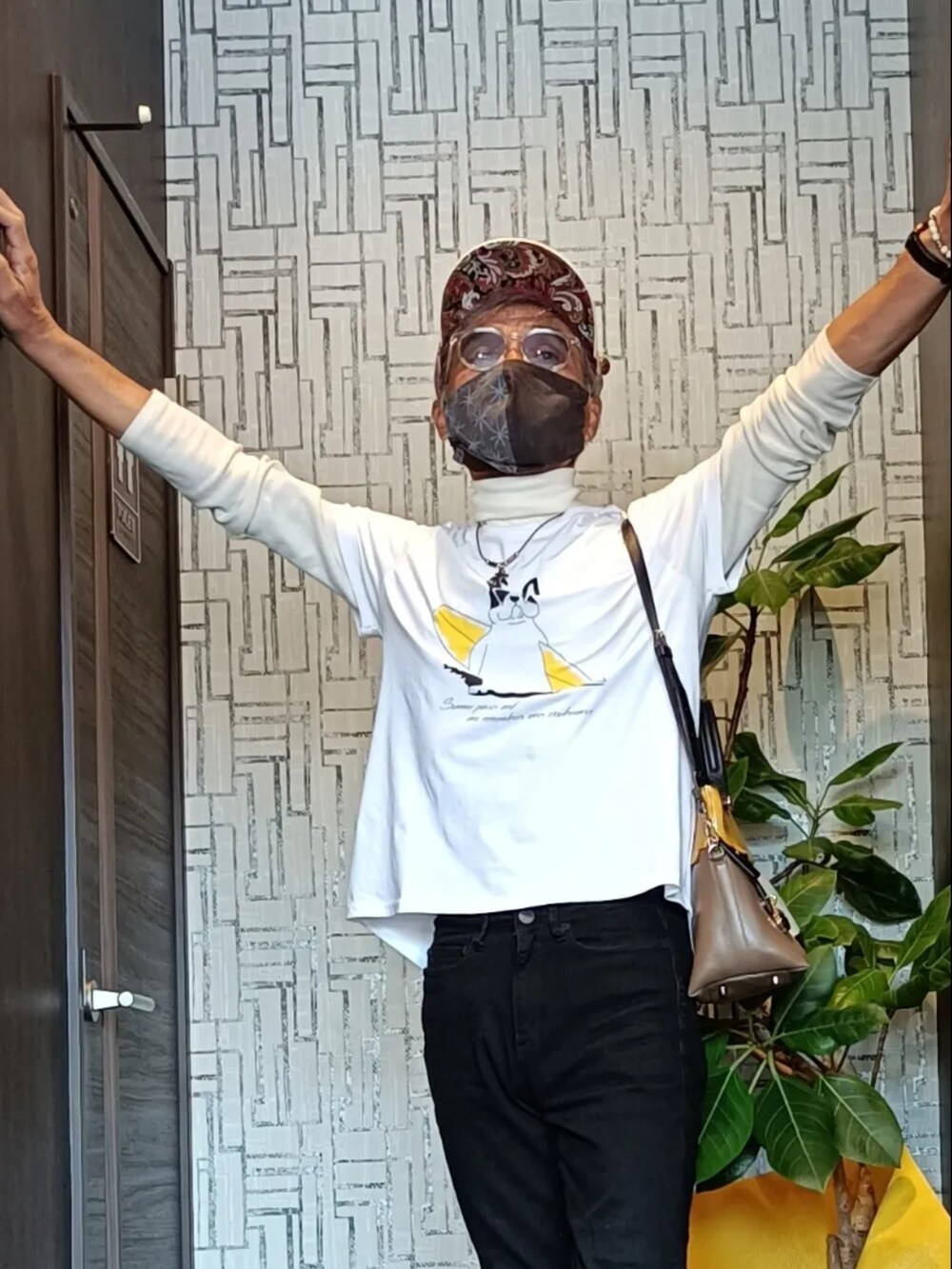 ブラック系のデニムパンツ、ブラック系のスリッポン、ホワイト系のTシャツ/カットソーを着用したメンズの春コーディネートの2枚目の写真