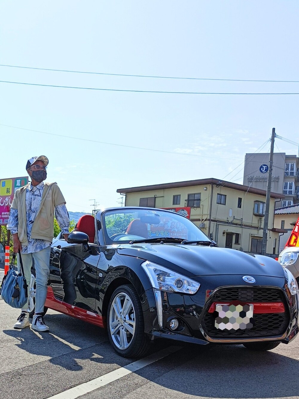 ベージュ系のパーカー、ブルー系のシャツ/ブラウス、ブルー系のデニムパンツを着用したメンズの春コーディネートの2枚目の写真