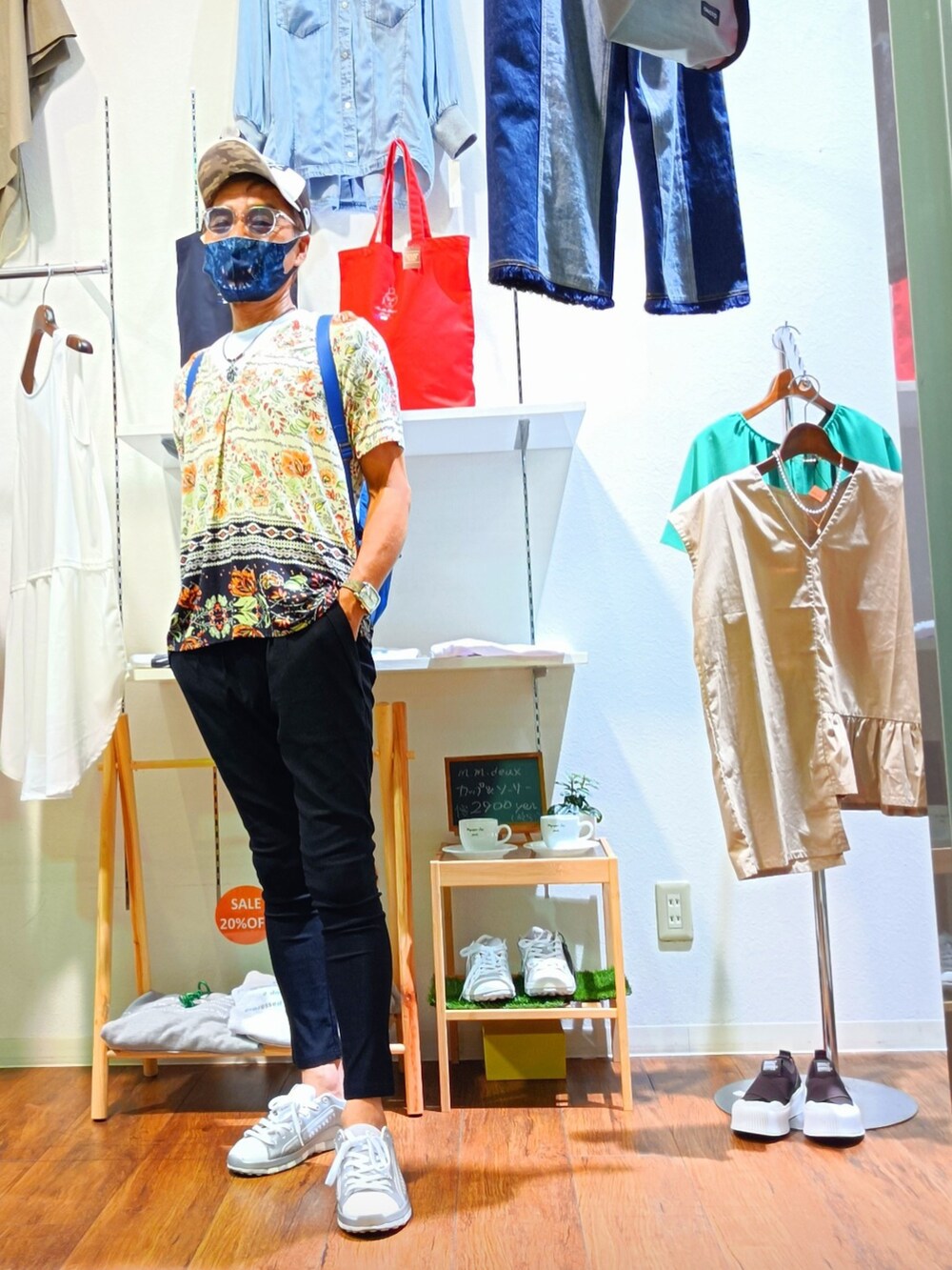 「グルカサンダル、休日スタイル、夏コーデ、大人コーデ、Tシャツ、お洒落さんとつながりたい」｜「Desigualのアイテム（バックパック/リュック、ブルー系）」を使った、copenminamiさん（メンズ・169cm）の夏コーディネートの2枚目の写真