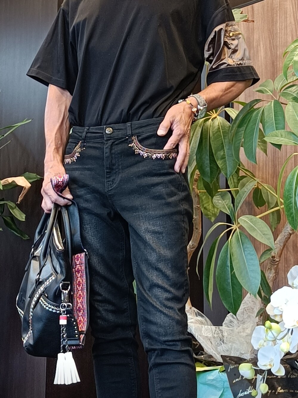 ブラック系のTシャツ/カットソー、ブラック系のデニムパンツ、ブラック系のショルダーバッグを着用したメンズの夏コーディネートの2枚目の写真