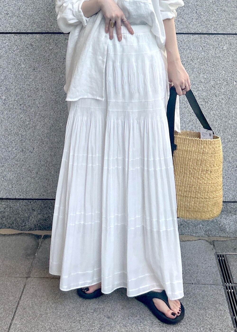 ホワイト系のシャツ/ブラウス、ホワイト系のトートバッグ、ホワイト系のスカートを着用したレディースの夏コーディネートの5枚目の写真