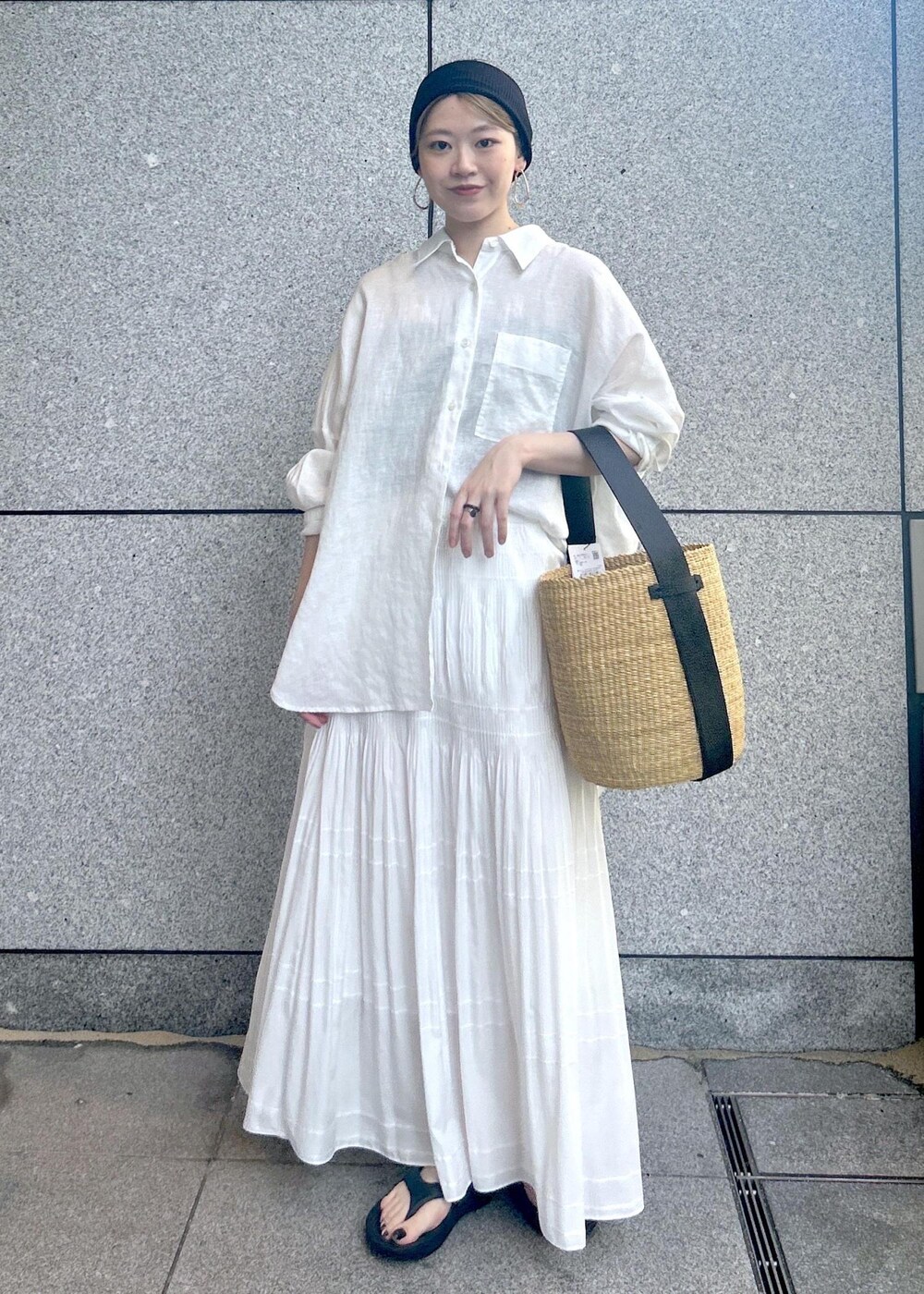 ホワイト系のシャツ/ブラウス、ホワイト系のトートバッグ、ホワイト系のスカートを着用したレディースの夏コーディネートの3枚目の写真