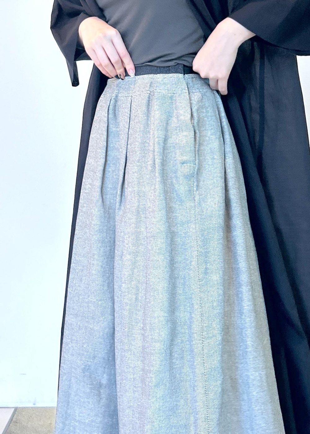 ブラック系のサンダル、ブラック系のシャツワンピース、グリーン系のタンクトップを着用したレディースの夏コーディネートの8枚目の写真