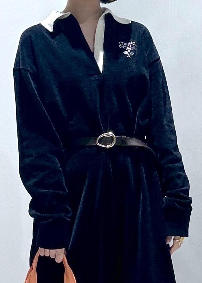 ブラック系のワンピースを着用したレディースの冬コーディネートの5枚目の写真