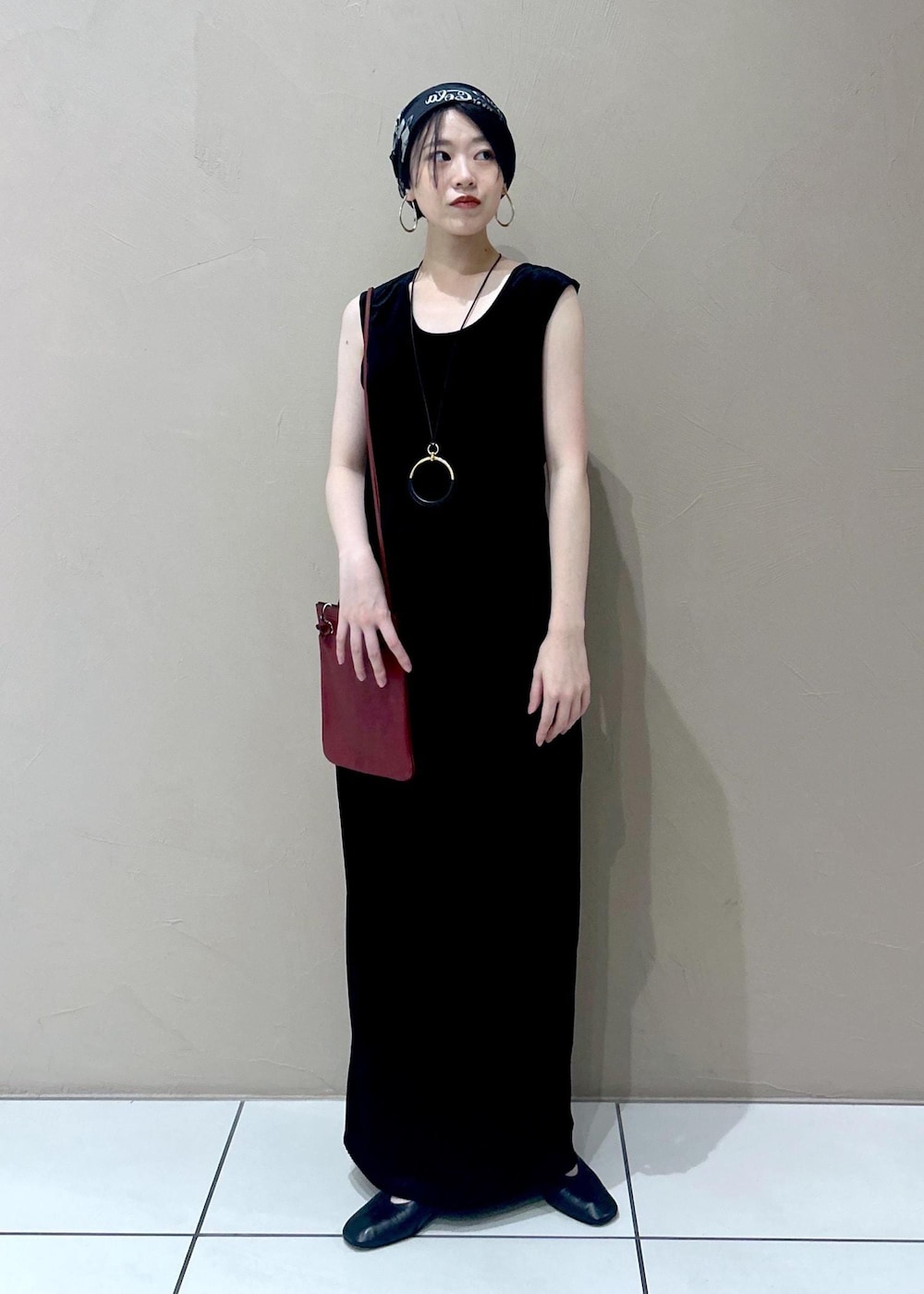 ブラック系のタンクトップ、ブラック系のスカート、ブラック系のパンプスを着用したレディースの夏コーディネートの3枚目の写真