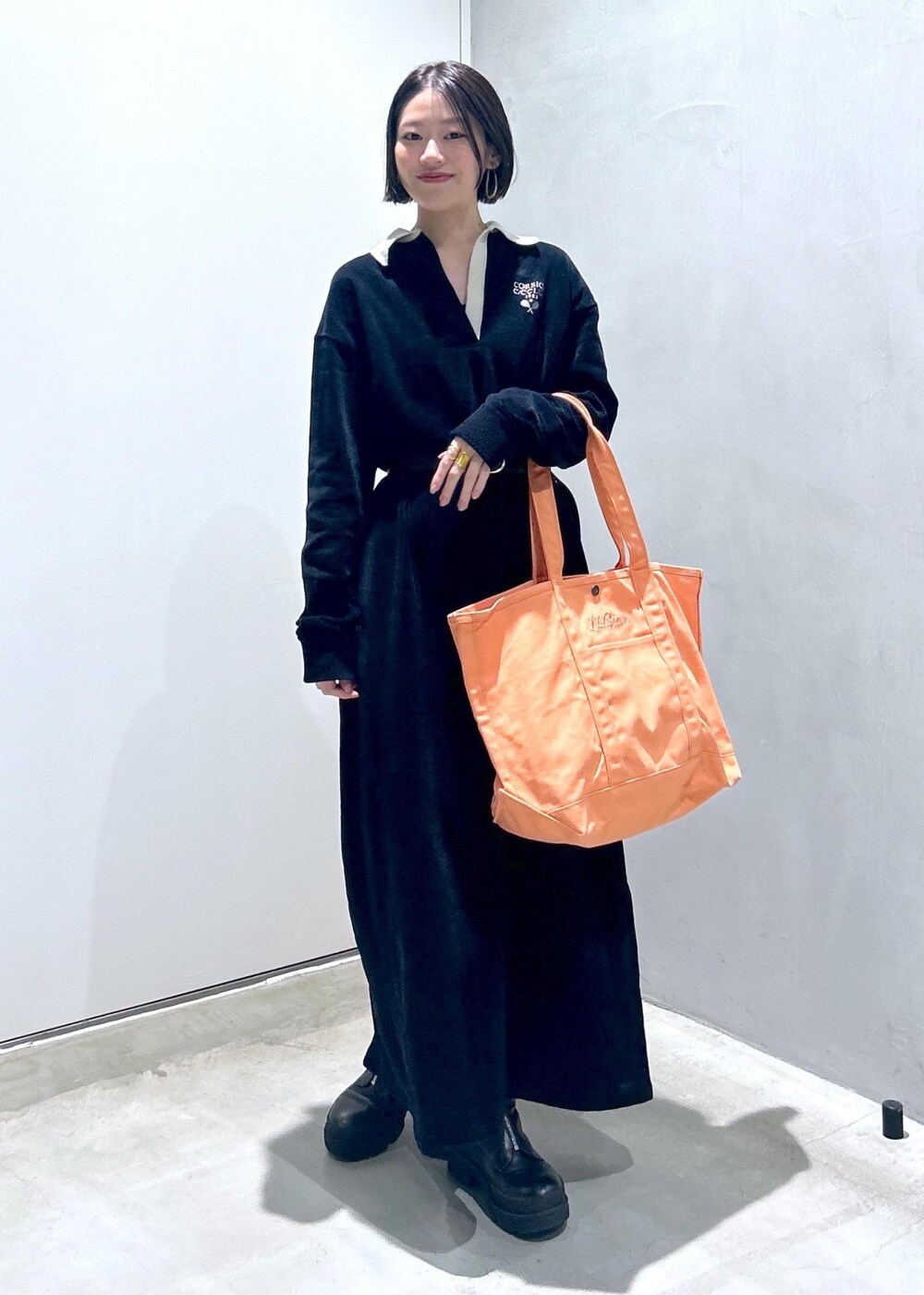 ブラック系のワンピースを着用したレディースの冬コーディネートの2枚目の写真