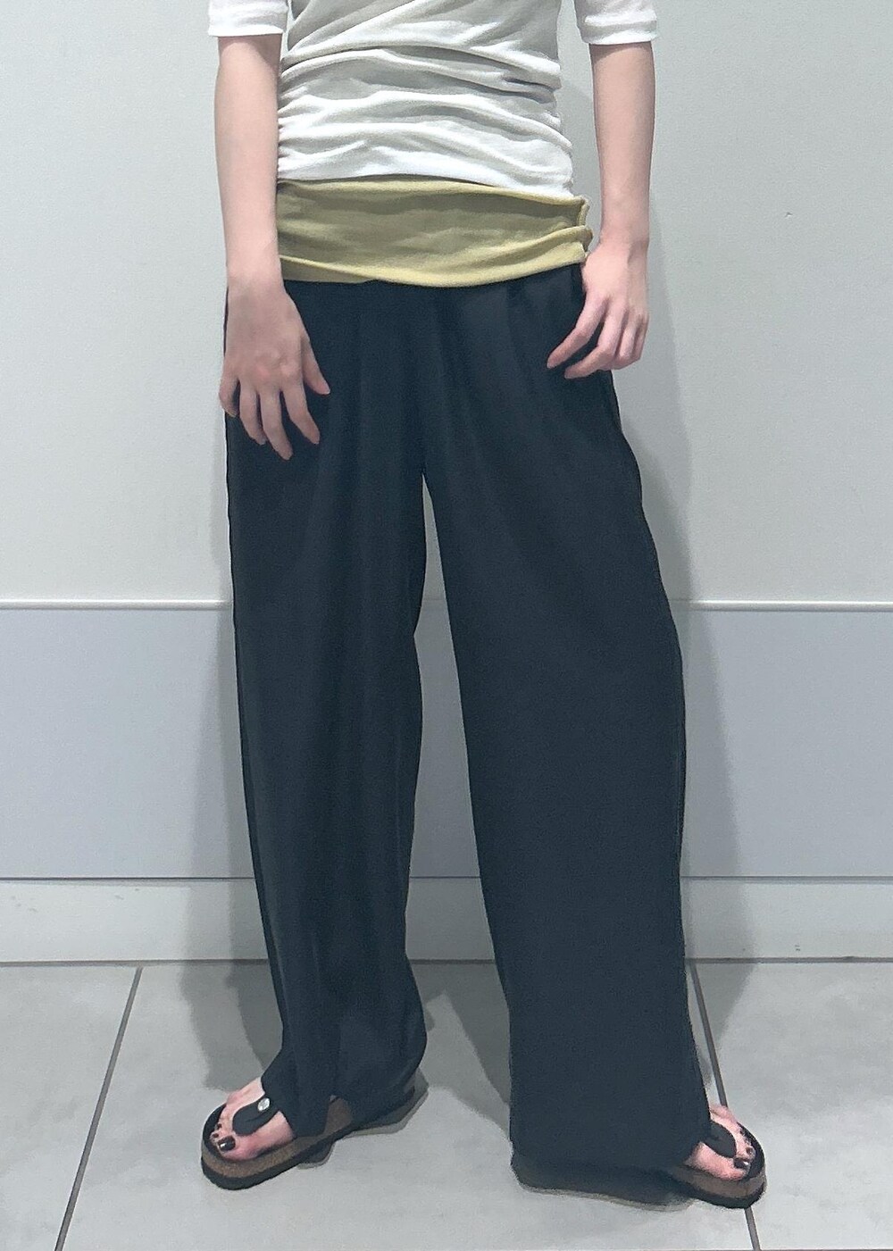 イエロー系のキャミソール、ホワイト系のTシャツ/カットソー、ブラック系のその他パンツを着用したレディースの春コーディネートの5枚目の写真