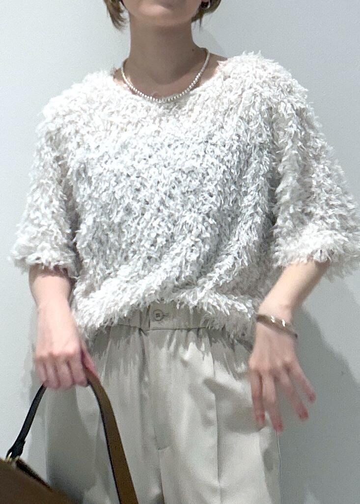 ブラウン系のショルダーバッグ、ホワイト系のTシャツ/カットソー、ベージュ系のその他パンツを着用したレディースの夏コーディネートの5枚目の写真