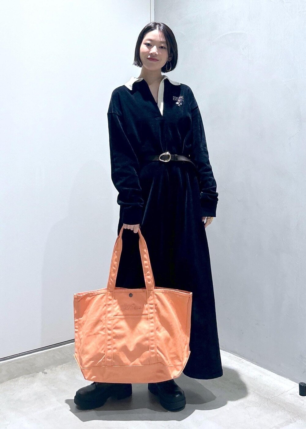 ブラック系のワンピースを着用したレディースの冬コーディネートの3枚目の写真