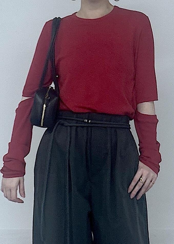 ブラック系のショルダーバッグ、ブラック系のサンダル、グレー系のその他パンツを着用したレディースの春コーディネートの4枚目の写真