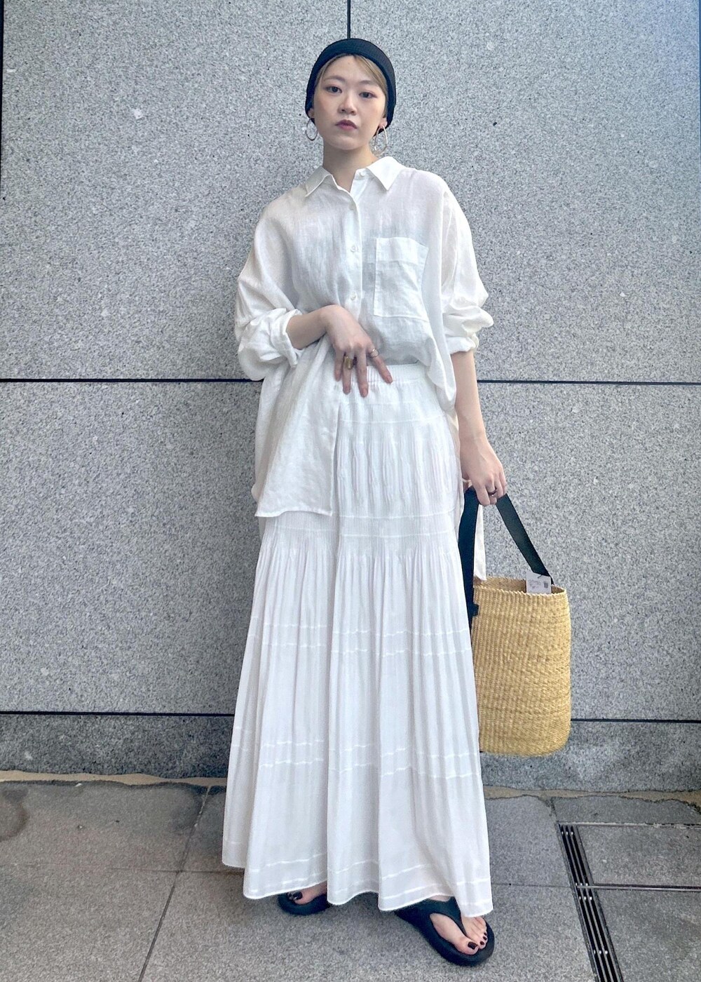 ホワイト系のシャツ/ブラウス、ホワイト系のトートバッグ、ホワイト系のスカートを着用したレディースの夏コーディネートの2枚目の写真