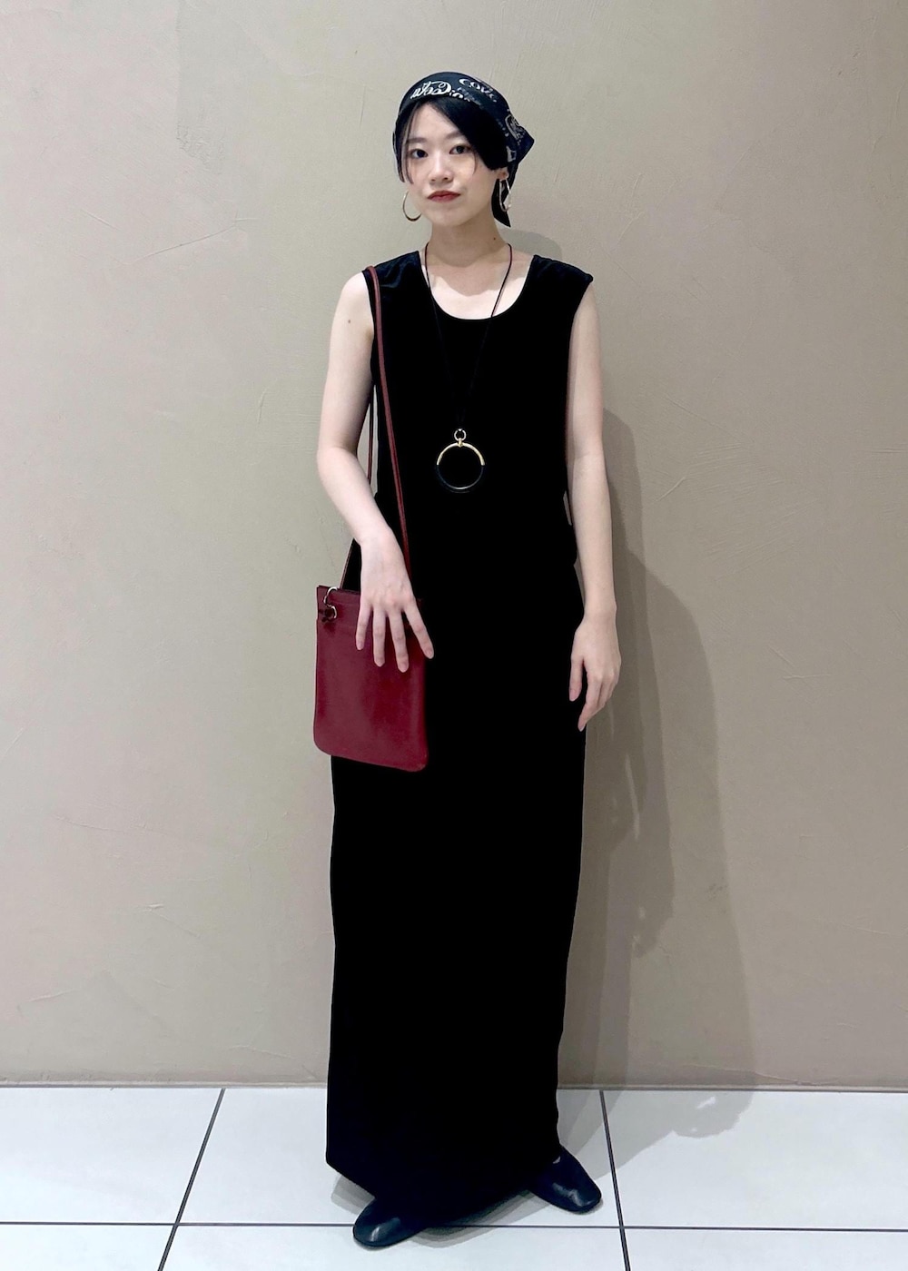 ブラック系のタンクトップ、ブラック系のスカート、ブラック系のパンプスを着用したレディースの夏コーディネートの2枚目の写真