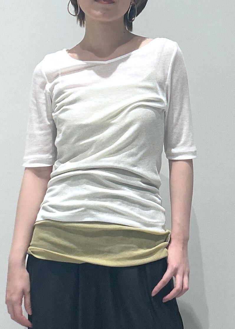 イエロー系のキャミソール、ホワイト系のTシャツ/カットソー、ブラック系のその他パンツを着用したレディースの春コーディネートの4枚目の写真