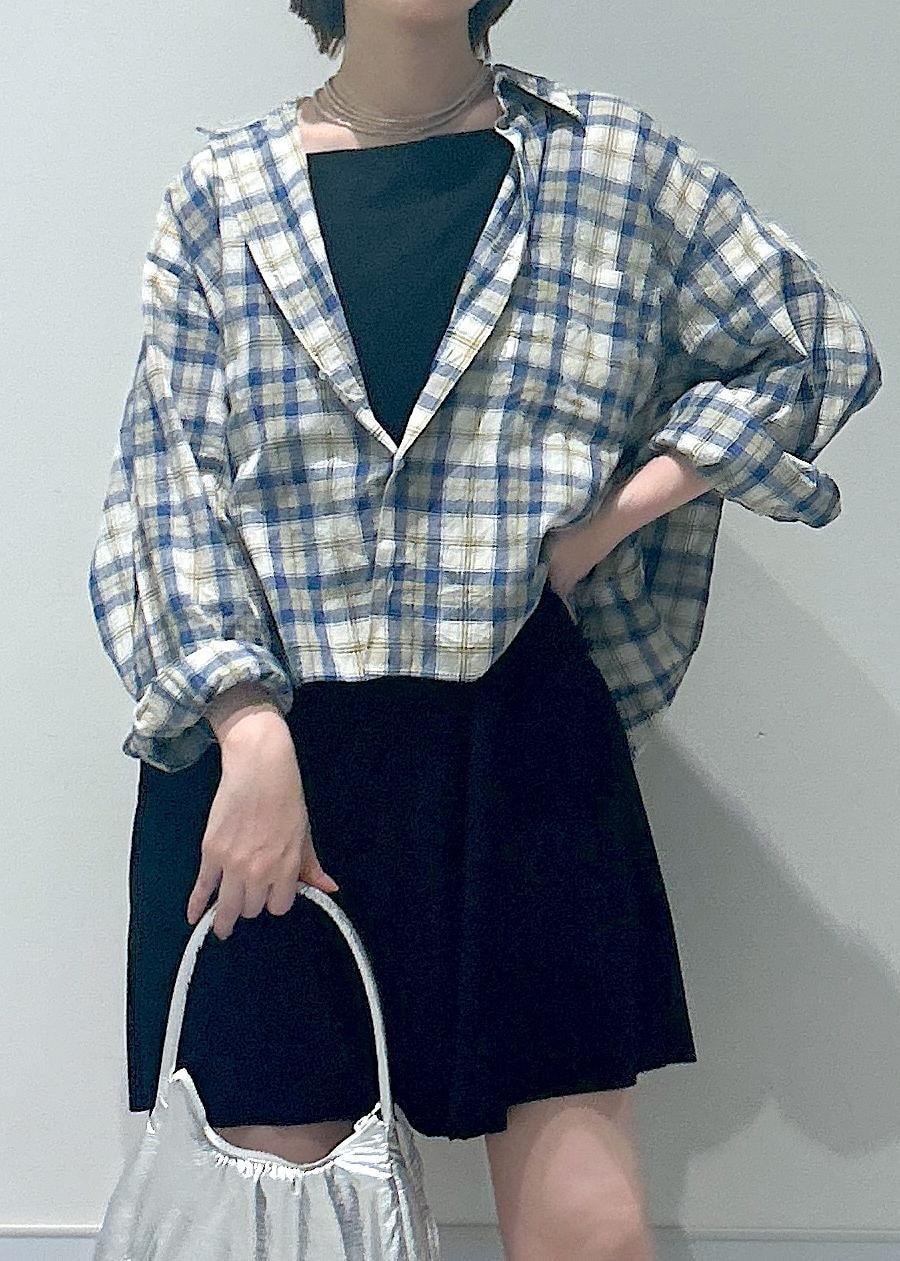 シルバー系のサンダル、ブラック系のラッシュガードを着用したレディースの夏コーディネートの5枚目の写真