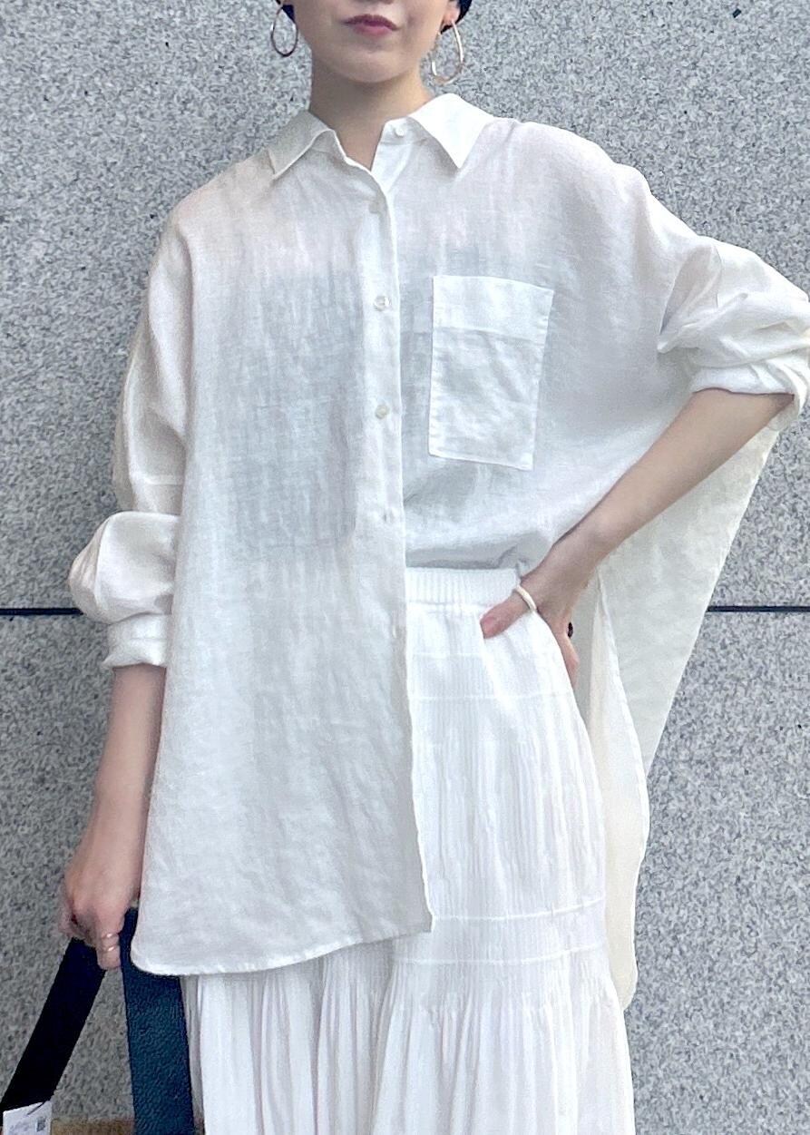 ホワイト系のシャツ/ブラウス、ホワイト系のトートバッグ、ホワイト系のスカートを着用したレディースの夏コーディネートの4枚目の写真