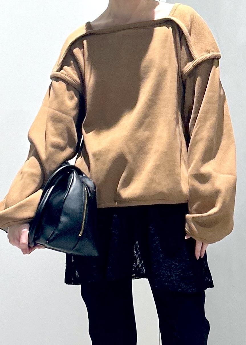 ブラック系のボストンバッグ、ブラック系のパンプス、ブラック系のその他パンツを着用したレディースの冬コーディネートの4枚目の写真