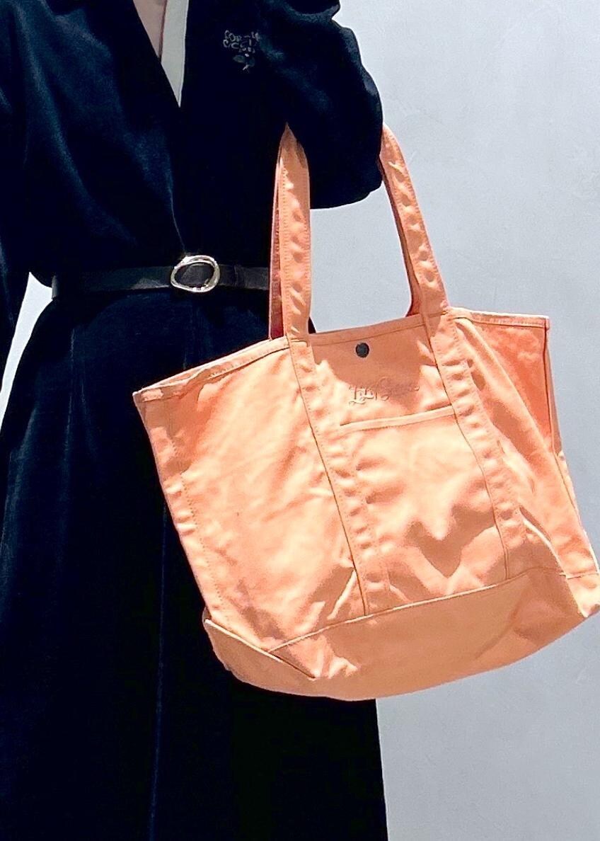 ブラック系のワンピースを着用したレディースの冬コーディネートの4枚目の写真