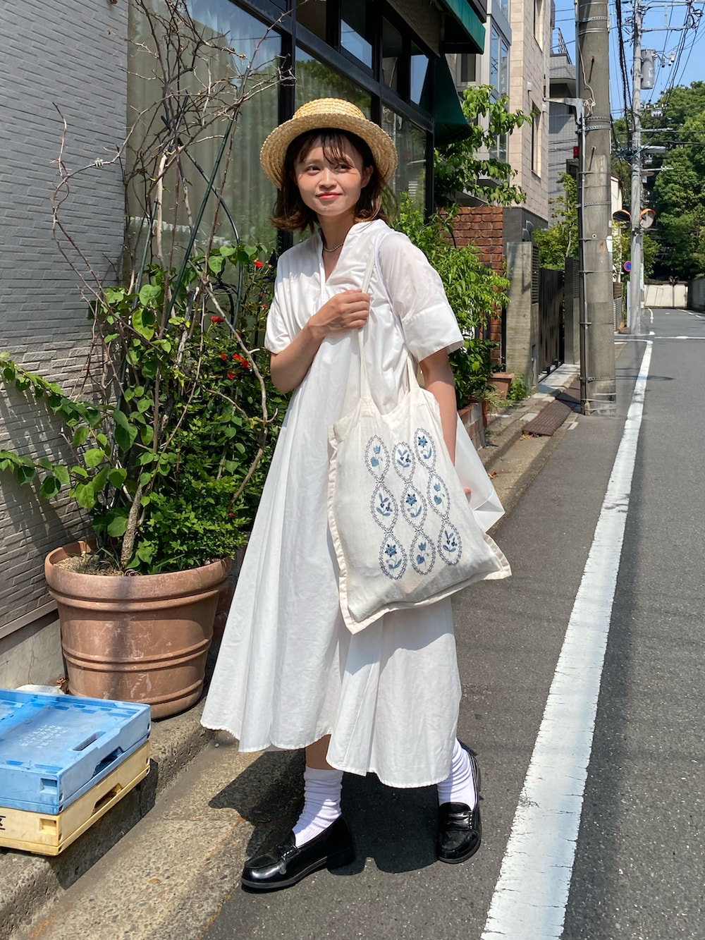 「夏ルックで気分アップ、夏服コーデ、シャツワンピ、シャツワンピース、ローファー、麦わら帽子、Samansa Mos2、きれいめカジュアル、スクールテイスト、綺麗めカジュアル、白ワンピース、ローファー×靴下、シンプルコーデ、夏コーデ、ワンピース」｜「田中帽子店のアイテム（ハット、ベージュ系）」を使った、あおさんさん（骨格ストレート・レディース・155cm）の夏コーディネートの2枚目の写真