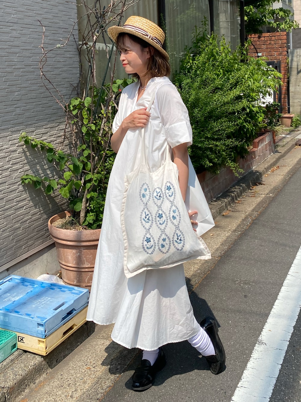 「夏ルックで気分アップ、夏服コーデ、シャツワンピ、シャツワンピース、ローファー、麦わら帽子、Samansa Mos2、きれいめカジュアル、スクールテイスト、綺麗めカジュアル、白ワンピース、ローファー×靴下、シンプルコーデ、夏コーデ、ワンピース」｜「田中帽子店のアイテム（ハット、ベージュ系）」を使った、あおさんさん（骨格ストレート・レディース・155cm）の夏コーディネートの3枚目の写真