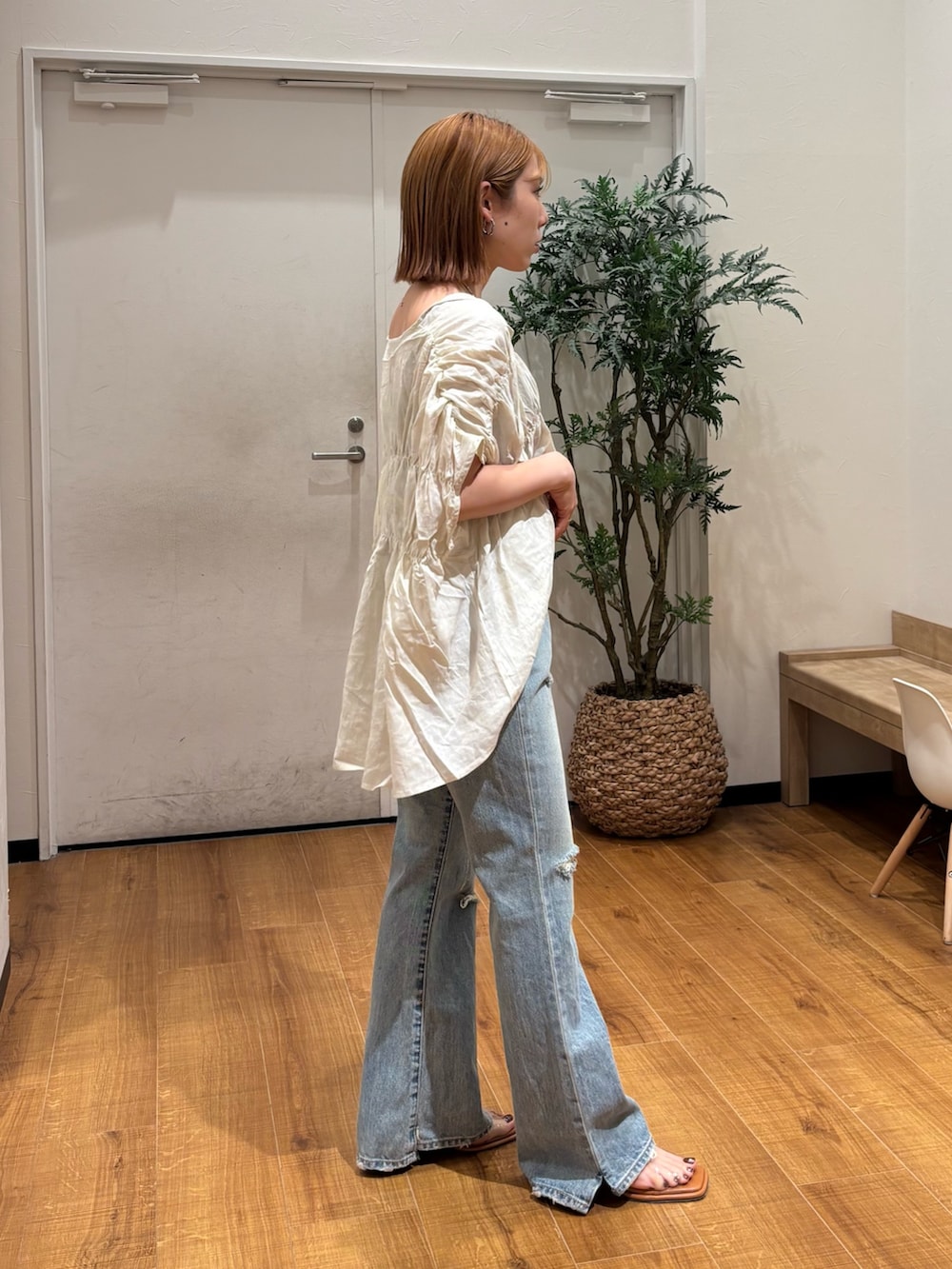 ホワイト系のシャツ/ブラウス、ブルー系のデニムパンツ、その他のサンダルを着用したレディースの夏コーディネートの3枚目の写真