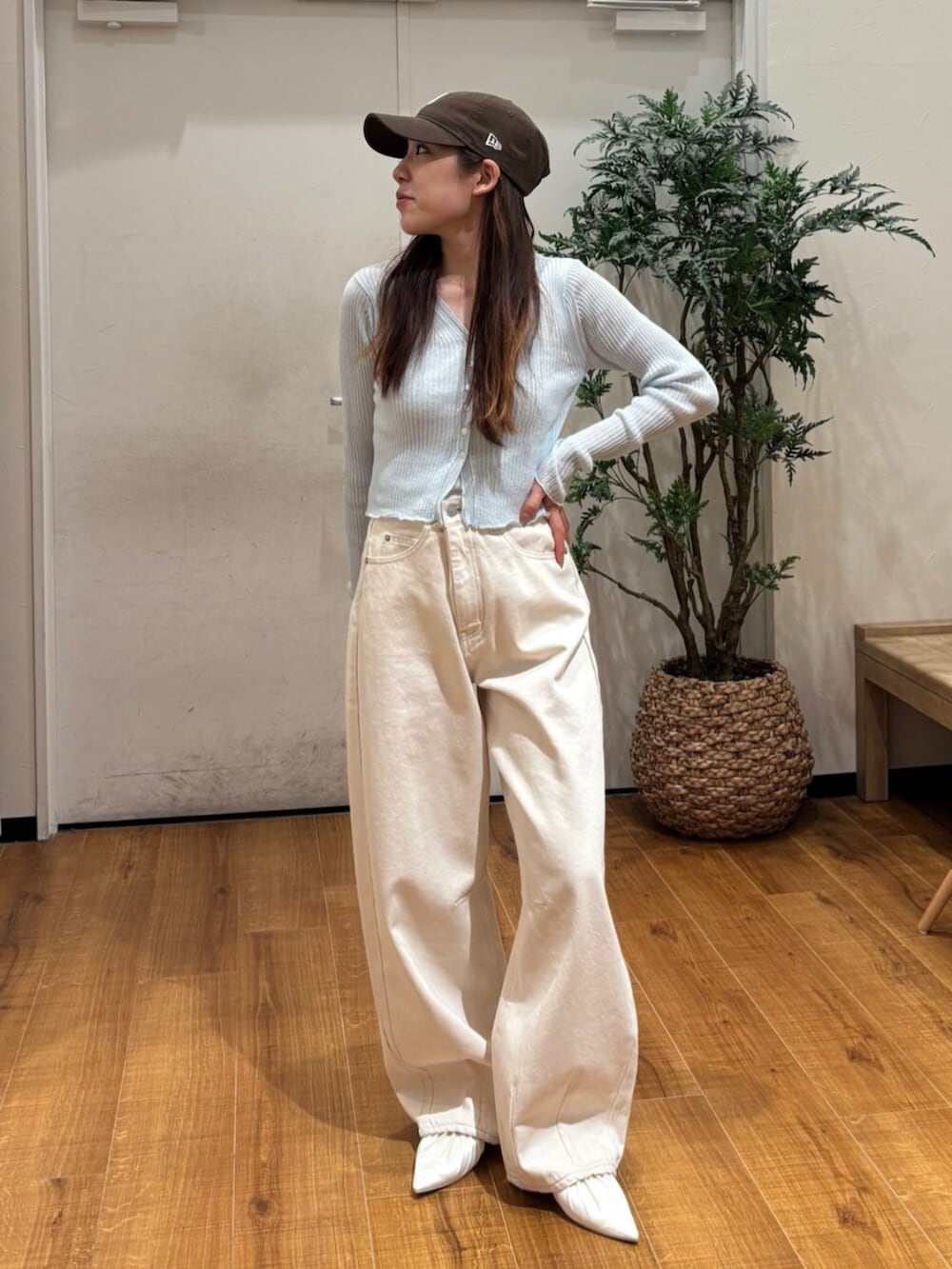 ブルー系のカーディガン/ボレロ、ホワイト系のデニムパンツ、ブラック系のパンプスを着用したレディースの春コーディネートの2枚目の写真