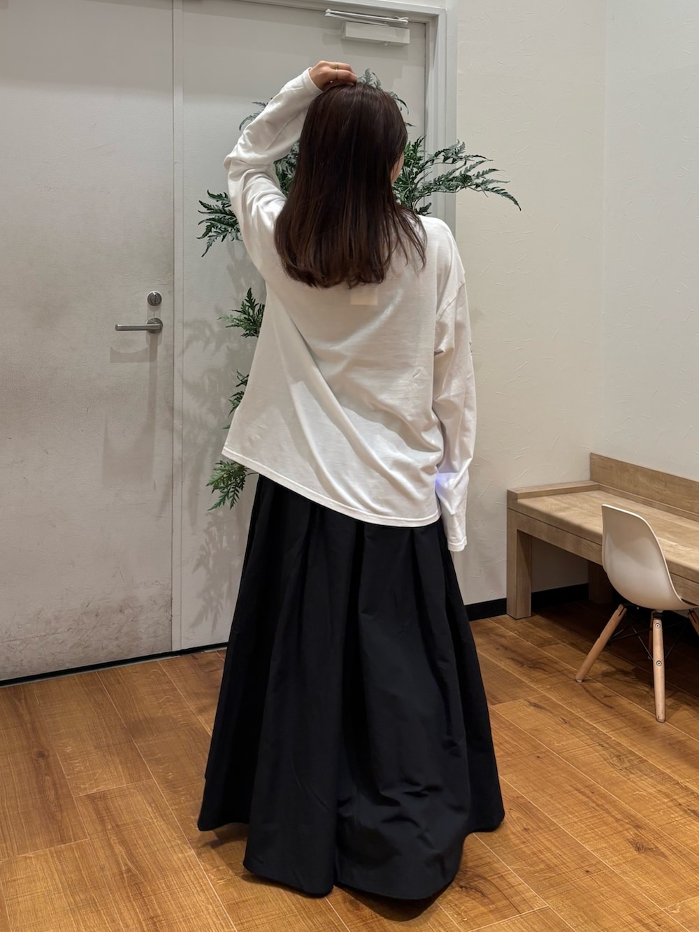 ホワイト系のTシャツ/カットソー、ブラック系のスカートを着用したレディースの秋コーディネートの6枚目の写真
