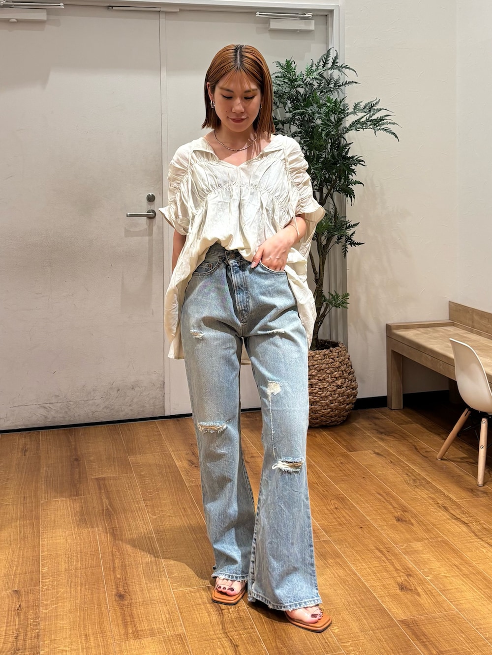 ホワイト系のシャツ/ブラウス、ブルー系のデニムパンツ、その他のサンダルを着用したレディースの夏コーディネートの2枚目の写真
