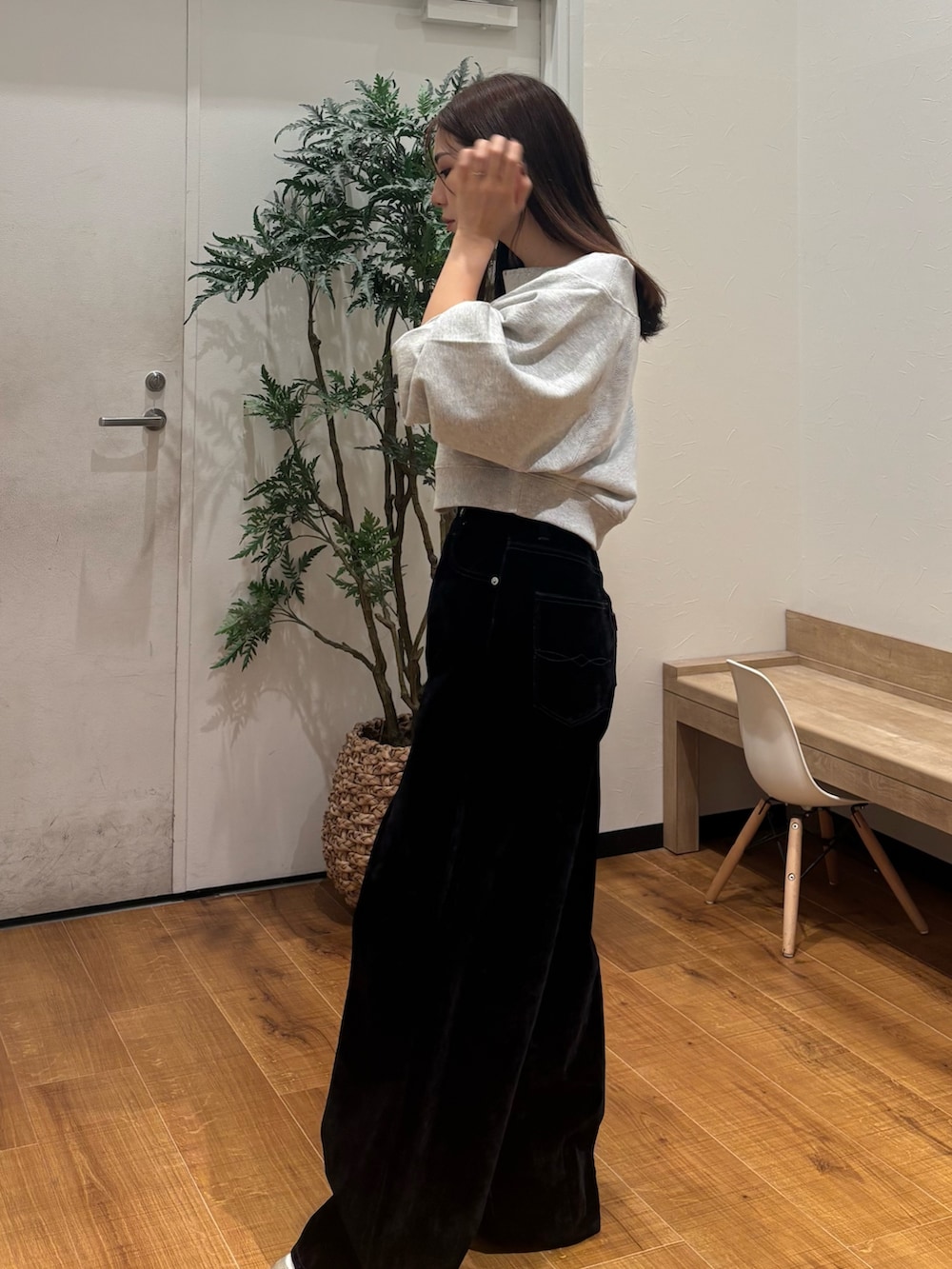 グレー系のスウェット、ブラック系のデニムパンツを着用したレディースの秋コーディネートの3枚目の写真